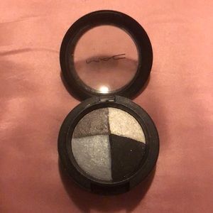 Mac Cosmetics Mineral Eyeshadow in Fog & Misf